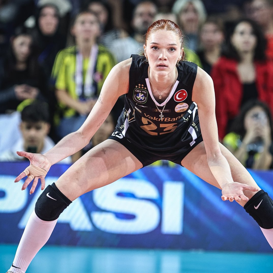 考虑到她经 考虑到她经